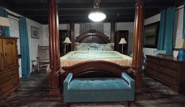 Rustic and restful 2-bedroom lake cabin in Cross Lanes with smart amenities.