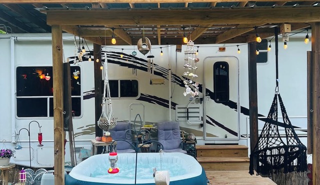 Somethin' Soulful Glamping Couples Retreat w/Jacuzzi in Trenton