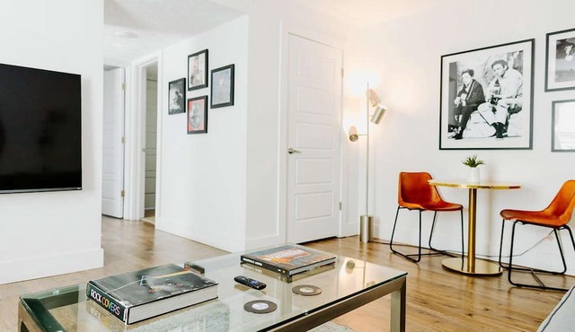 Entire Top Floor of Suites of the Vinyl Sleeps 16 On Music Row