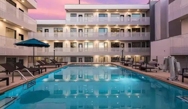 Beautiful Condo in The Gulch. Walk to BRDWY! Pool, Gym, and Covered Parking!
