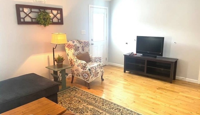 Long term chic en suite 2 bedroom Corp Rental in N. Knox/Powell with WiFi, AC