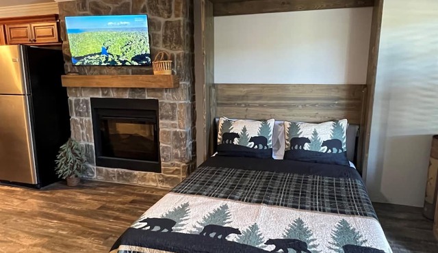 Cozy Riverside Studio in the Heart of Townsend