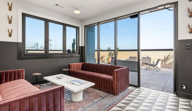 Hidden Door at Neo ~ New Listing ~ 1 Mile to Downtown/Broadway ~ 5 Beds ~ Outdoor Lounge ~ Gym