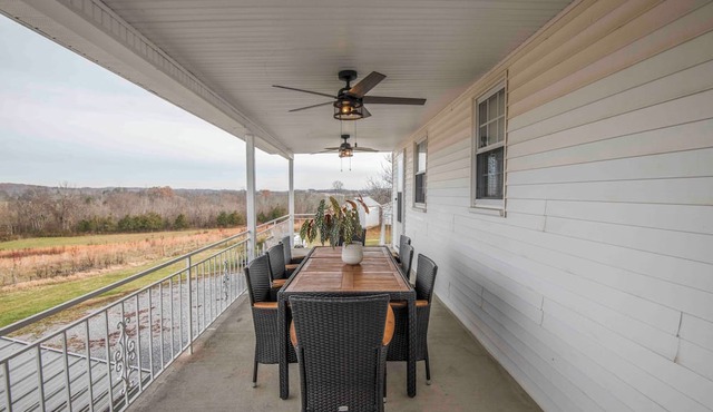 Spacious 1952 4-bedroom farmhouse in charming Maryville with Gameroom