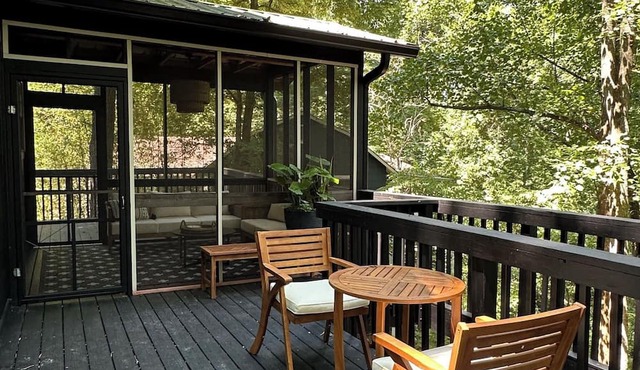 Charming Treehouse cabin with WiFi, Hot tub, Firepit in marvelous Smithville