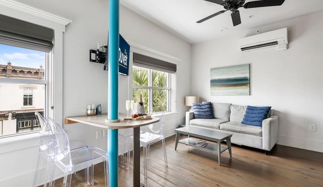 The Quad at 493 - 4 Suites - Right on King!
