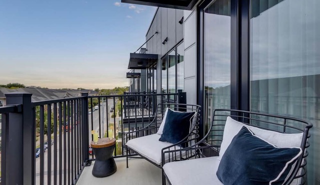 Chic Midtown Penthouse Escape - Pool, Gym, Patio with City Views