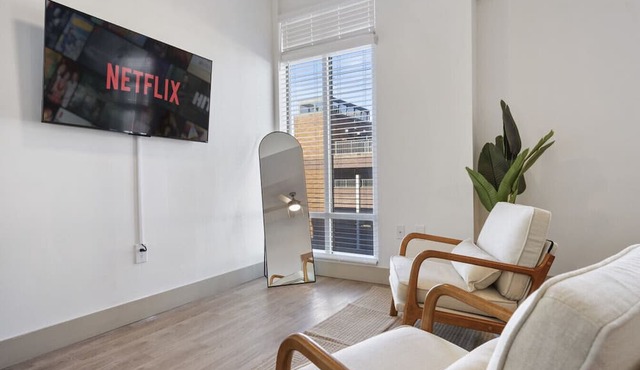 Uptown Luxury | Top Floor King Suite, Free Parking