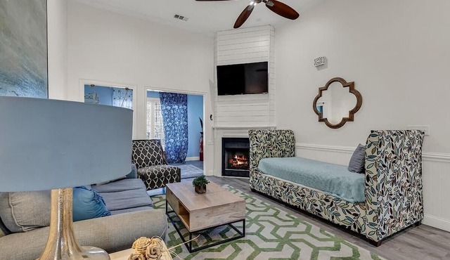 Marsh Estate: 3-Units + Theater Room! Putting!