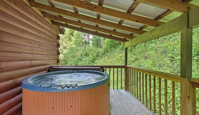 OUTDOOR FIREPIT*Hot Tub*Wood Fireplace*Private gated Road*Community Pool*Sleep 6