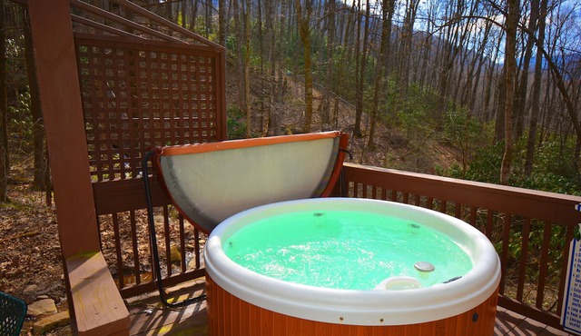 Log Cabin, Rushing Creek, Hot Tub, Firepit, Wood Fireplace, WiFi, A/C