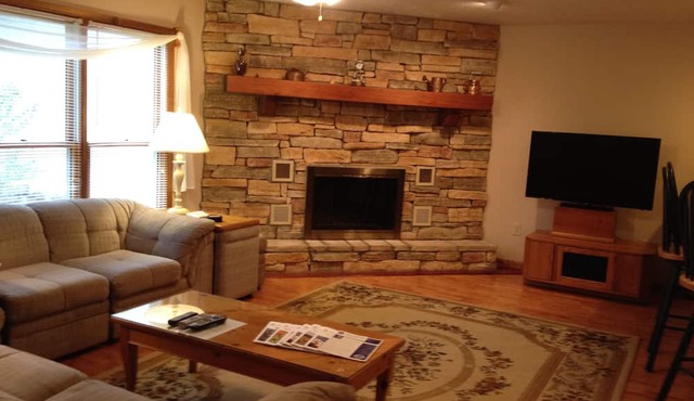 Relax on the shore of Lake Hartwell in our Fair Play retreat in Fair Play
