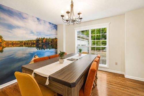 LKJ - Lakefront Home, Hot tub, Fire Pit, Games and Movie Room!