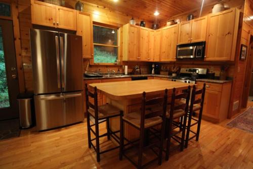 Secluded Seneca Rocks area cabin on 14 acres