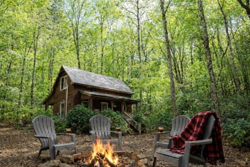 Secluded Cabin on Suches Creek and in the National Forest for a Relaxing Georgia Getaway