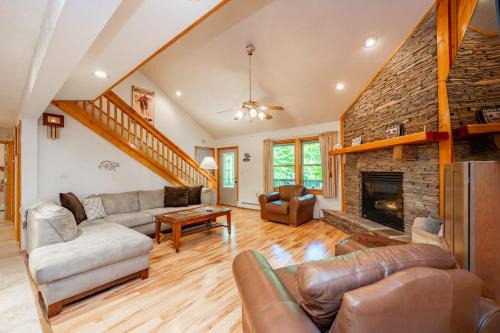 Knotty Bear Cabin by Railey Vacations