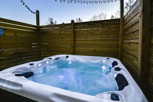 Hot Tub, Fire Pit: Lake-View Catlettsburg Getaway!