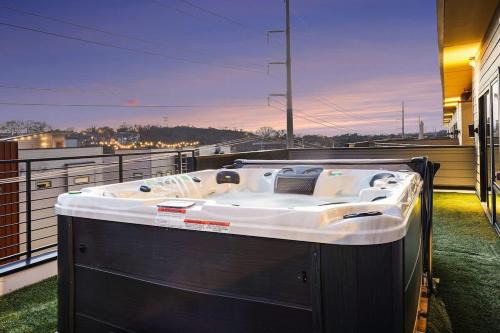Sunset-Expansive Patio & Hot Tub-Mins to Broadway