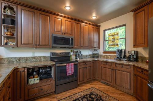 Lakefront Topsider with Private Dock and Panoramic Views
