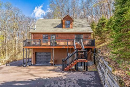 'The Eagles Nest at Alpine' Cabin w/Fireplace!