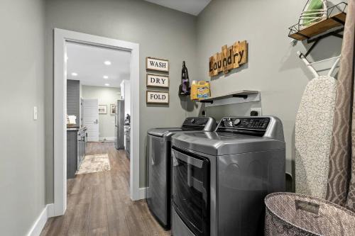Newly Built Mountain-View Cabin with Hot Tub Near Lookout Mountain | Fairview, GA in Dalton