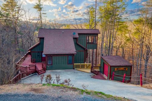 Mountain 4BR Cabin, Hot Tub, Theater & Pets OK