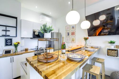 Luxury Barndo 2AN Europe Style Farm Stay Chickens