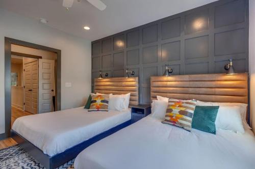 Spacious And Walkable East Nash Designer Twin Homes Sleep 20 With Smart TVs Workspaces And Fast WiFi 2 Garages And Full Kitchens Walk to Mas Tacos 10 Min To Broadway 24 Hr Hospitality
