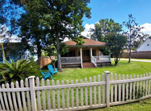 Hidden Pearl House on Biloxi Back Bay near Coliseum in D'Iberville