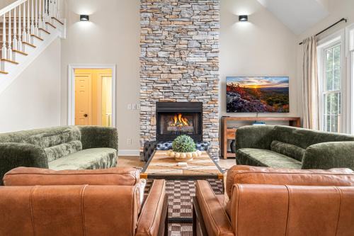 Newly Renovated Luxurious home w/Pool, Hot Tub & Entertainment Hub | 20 Mins to Downtown AVL