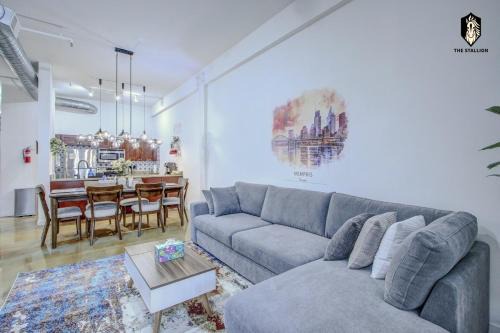 The Stallion #101 - 1BD Modern Loft with Private Patio - Walk to various attractions