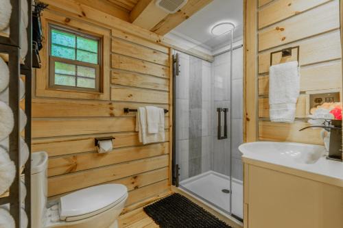 Peaceful Luxury in the Smokey Mountains w Hot Tub and Pet Friendly Cabin B