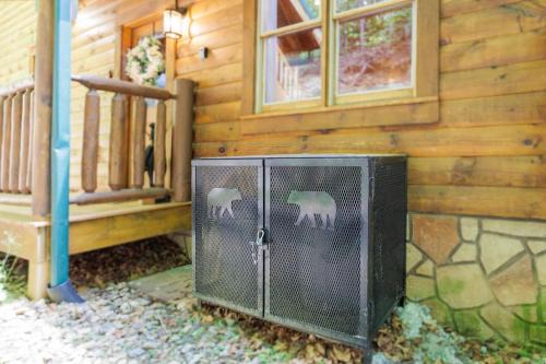 Awesome Escape Cabin - 2 King En Suites & Hot Tub