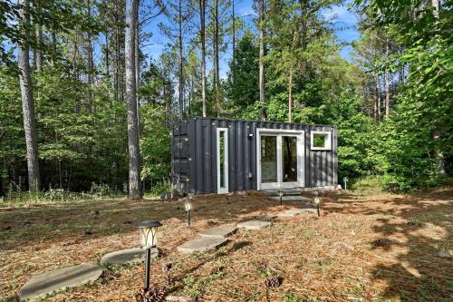 Peaceful Woodland Retreat with Private Hot Tub near The Greystone Estate, Ball Ground, Georgia