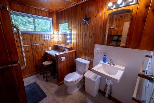 Slay The Dragon Dragon's Lair Cabin in Robbinsville, North Carolina w Creek