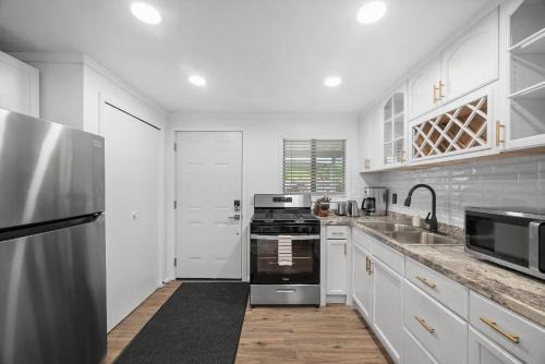 Modern and Quiet One Bedroom Apartment in Gibsonia, Pittsburgh, Unit 2 in Bakerstown