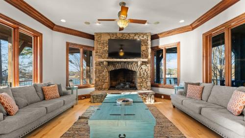 Sunset Shores Resort - The Grand by AvantStay in Mooresville