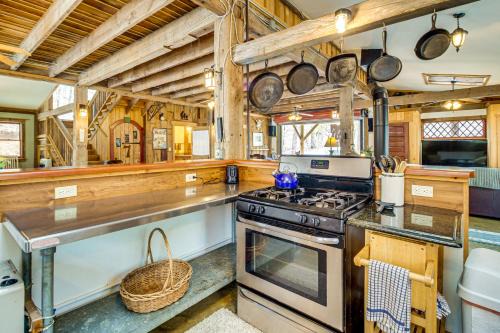 Jasper '7 Timbers' Cabin on 10 Acres w/a Creek!