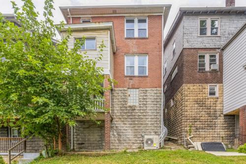 Stylish Modern Home Near Downtown Pittsburgh | Sleeps 7