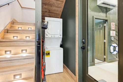 Sunshine Ridge Stays - Luxury cabin with Rooftop, Indoor Pool, Game Room & Hot Tub