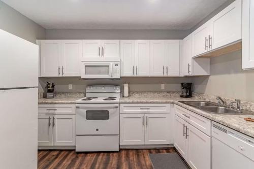 3 Units - Sleeps 24 - Mins to Downtown and Airport