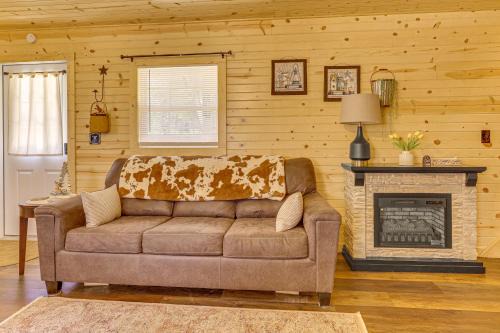 On 40 Acres: Charming Cabin in Zanesville!