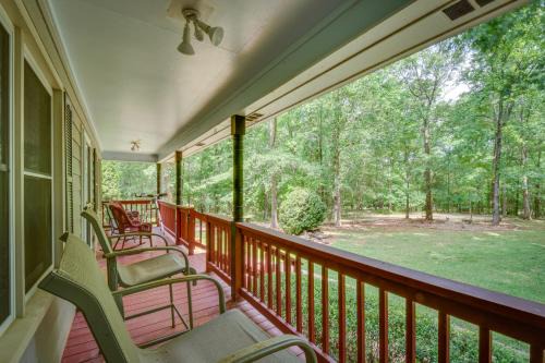 12 Mi to UGA Campus: Spacious Group Getaway!