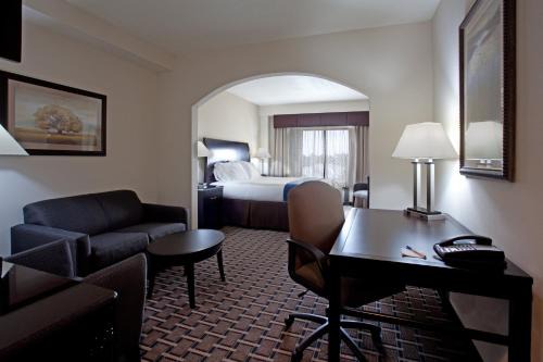 Holiday Inn Express Hotel & Suites Hope Mills-Fayetteville Airport by IHG